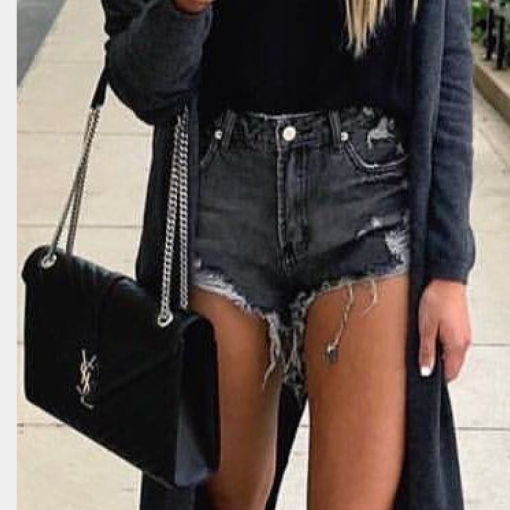 ✨LAST ONES ✨Black distressed shorts - Picture 2 of 6